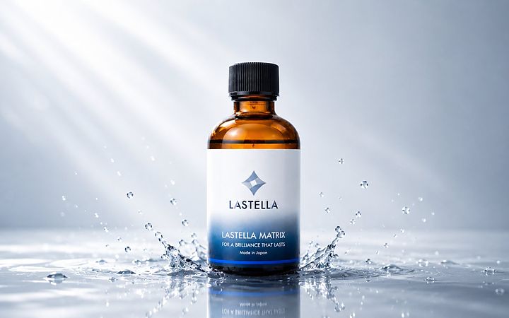 LASTELLAのボトルと水しぶき