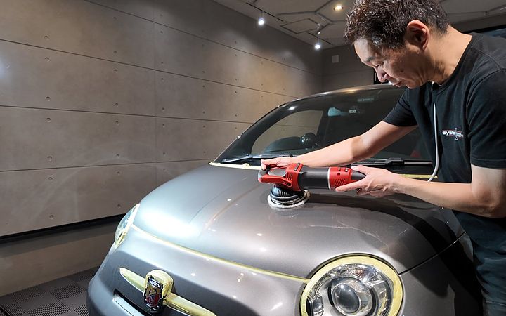 ポリッシャーで塗装面を整える施工の現場