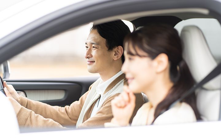 愛車で出かける二人