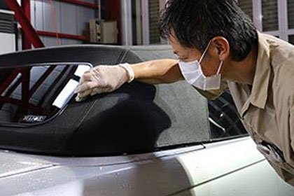 施工中:幌をクリーニング、またはコーティング剤を噴霧している様子