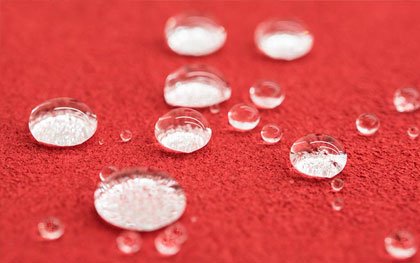 施工後:幌の上で水滴が玉になって乗っている状態のアップ