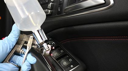施工中:内装パーツにコーティング剤を塗布・拭き上げしている様子