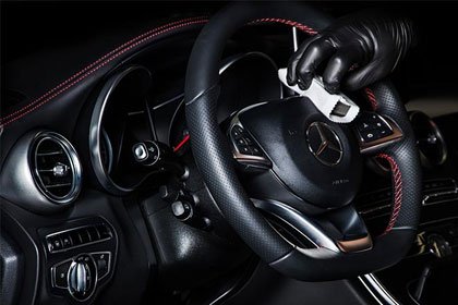 清潔な車内の運転席まわり(ダッシュボード・センターコンソールが見える構図/横1920px)
