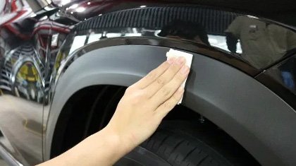 未塗装樹脂パーツのアップ(施工前後の差が分かる構図/4:3)