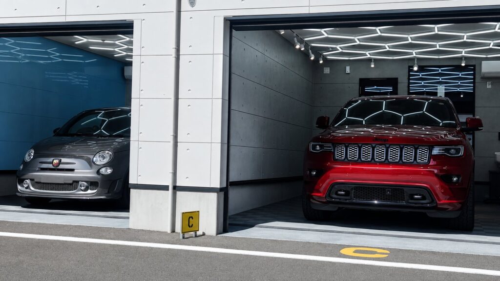 CLB GARAGEの外観と施工ブース