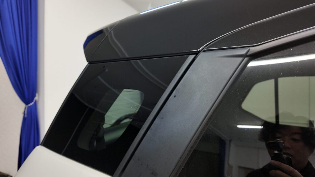 新車の樹脂ピラーに出ていたシミ(施工前)