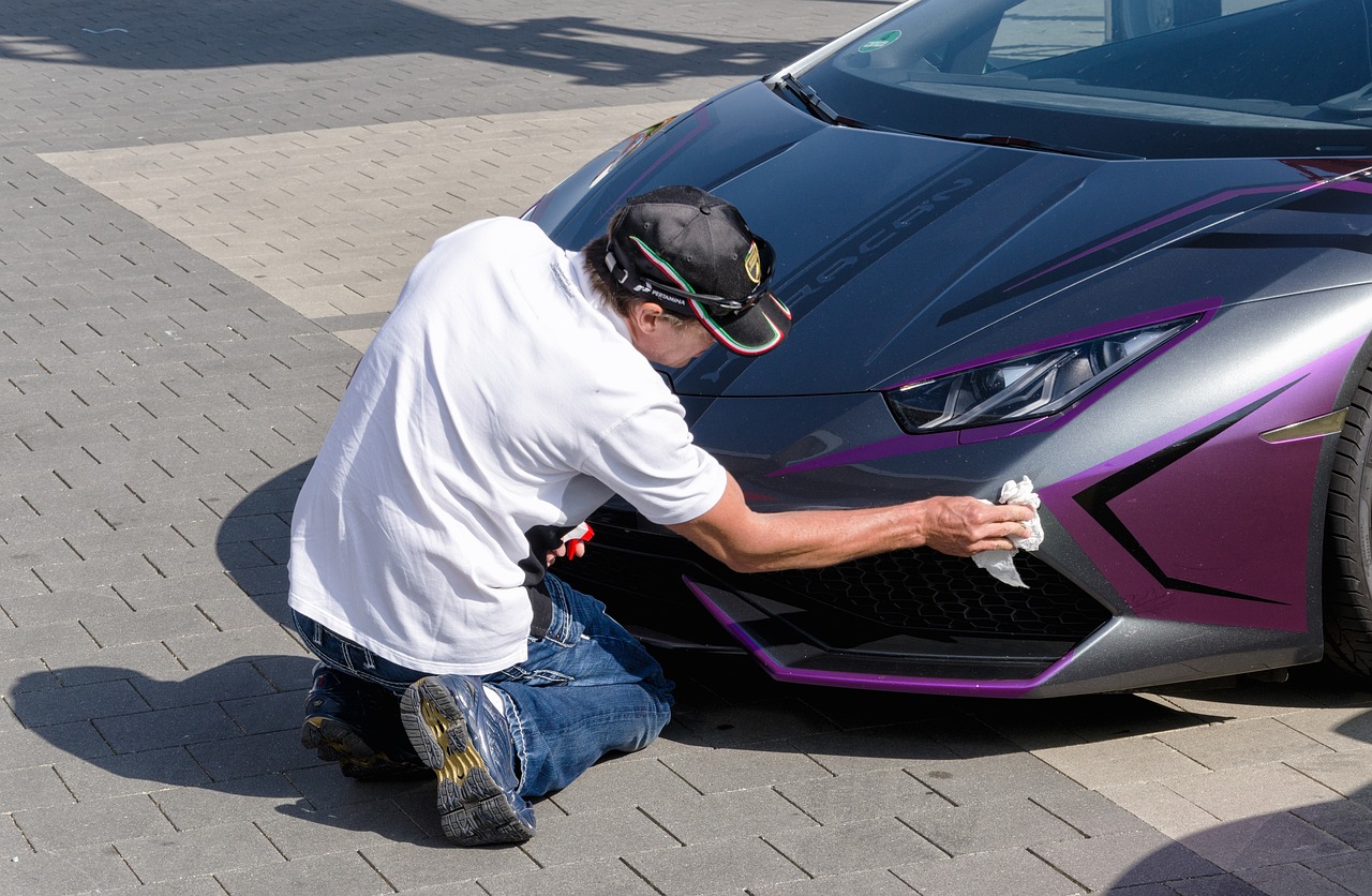 セラミックコーティング施工車の雨染みを自分で除去をする際の注意点について解説するイメージ